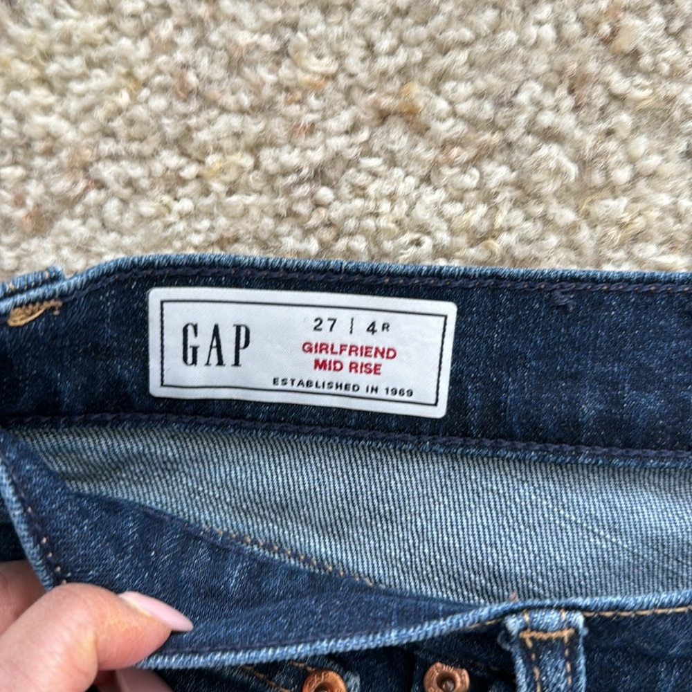 Woman’s GAP Girlfriend Fit Jeans - Picture 3 of 5